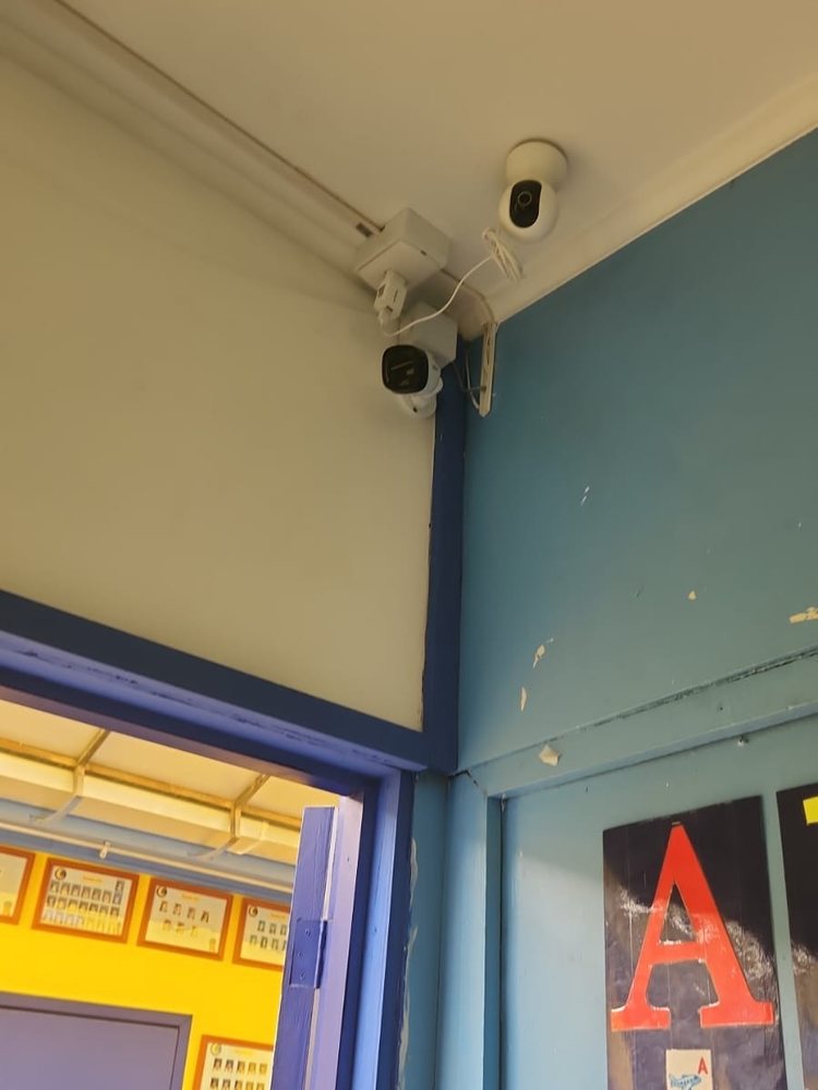 Cámara de seguridad instalada en una de las salas del jardín