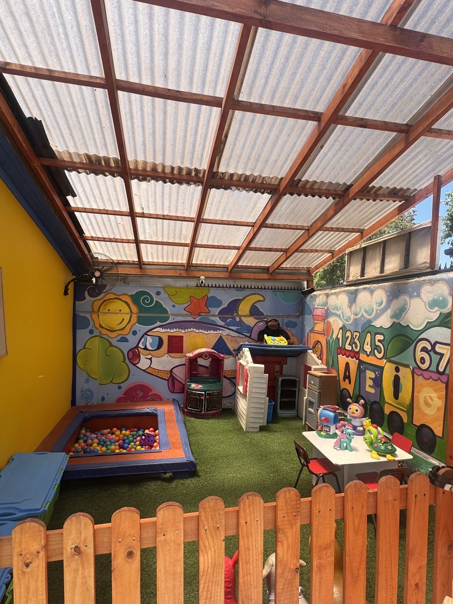 Patio techado del jardín, con cerco de madera