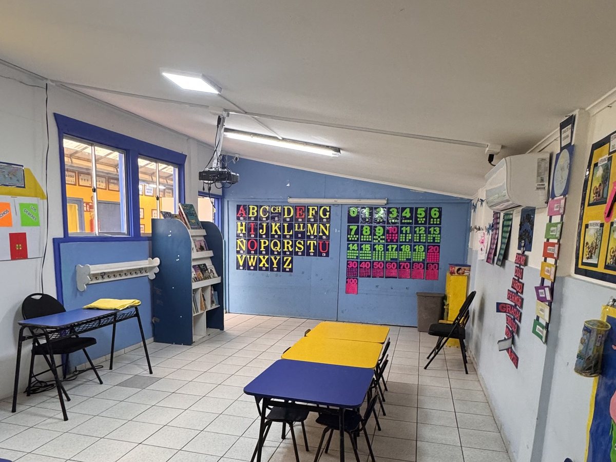 Sala del nivel medio menor, con mesas de trabajo y material a la vista