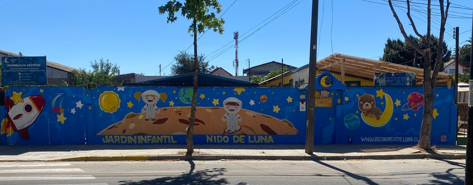 Zona de juego con murales coloridos