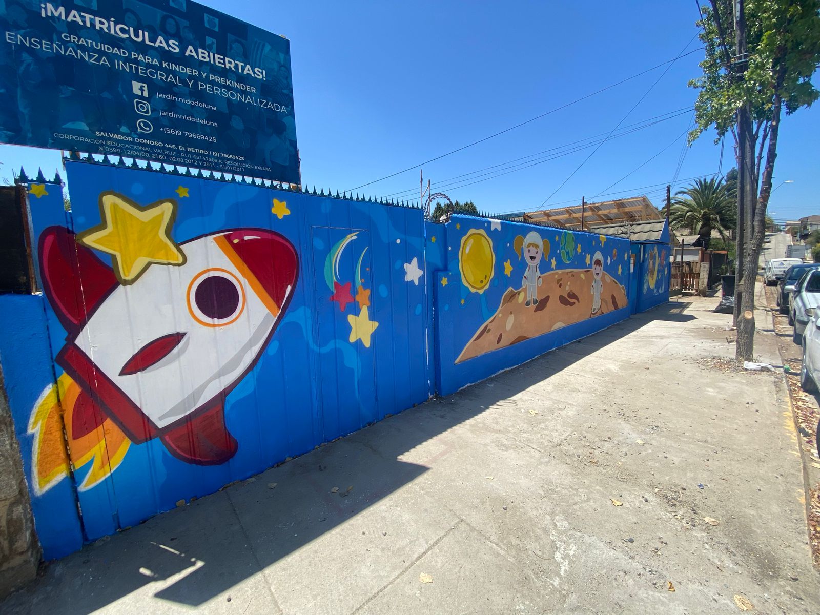Mural de la luna con trabajos de los niños