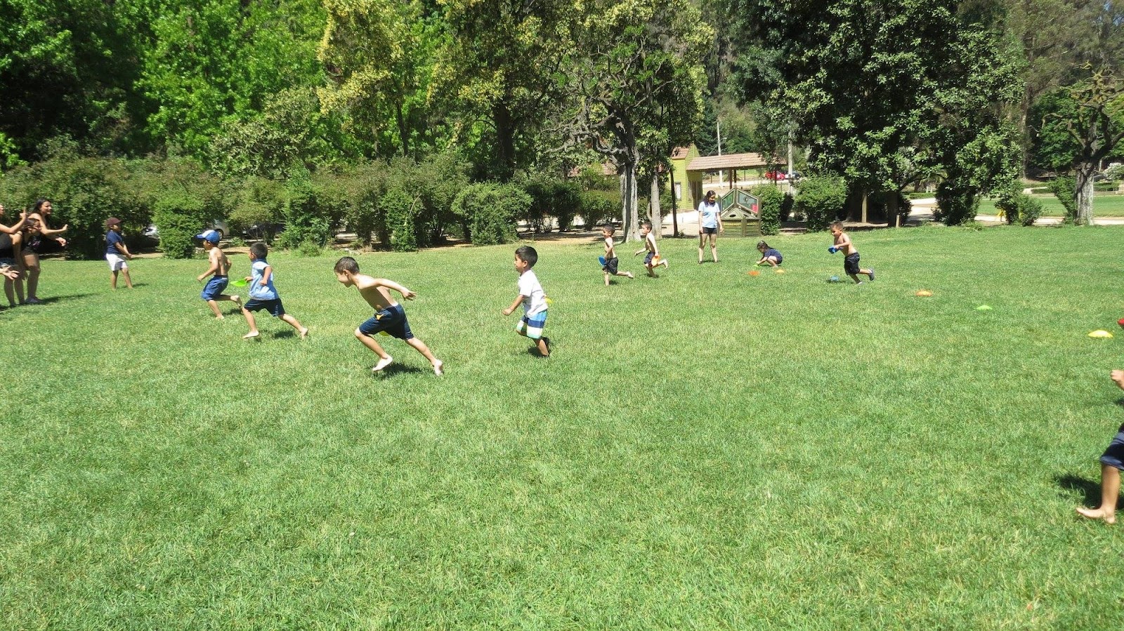 Niños jugando en el patio