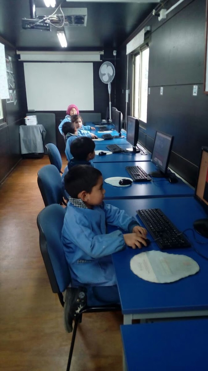 Niños en una actividad guiada en la sala