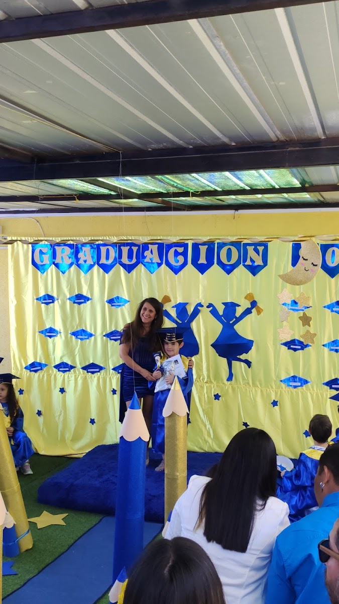 Niños y educadora en la sala